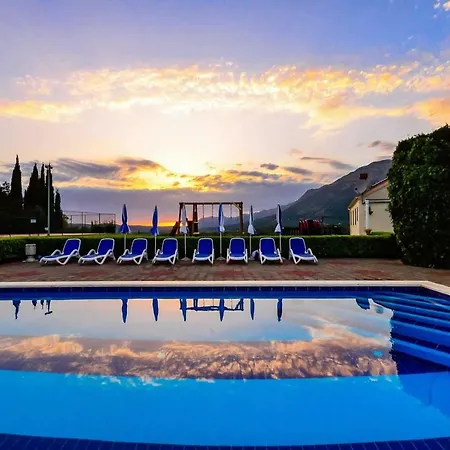 Zastolje Sleeps 6 Pool Air Con Wifi 别墅
